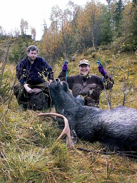 2004 Okse Vennadalen_6.jpg - Mens vi kokte kaffe fikk vi kjærringbesøk også. Bernt 6-spiringen og Brit